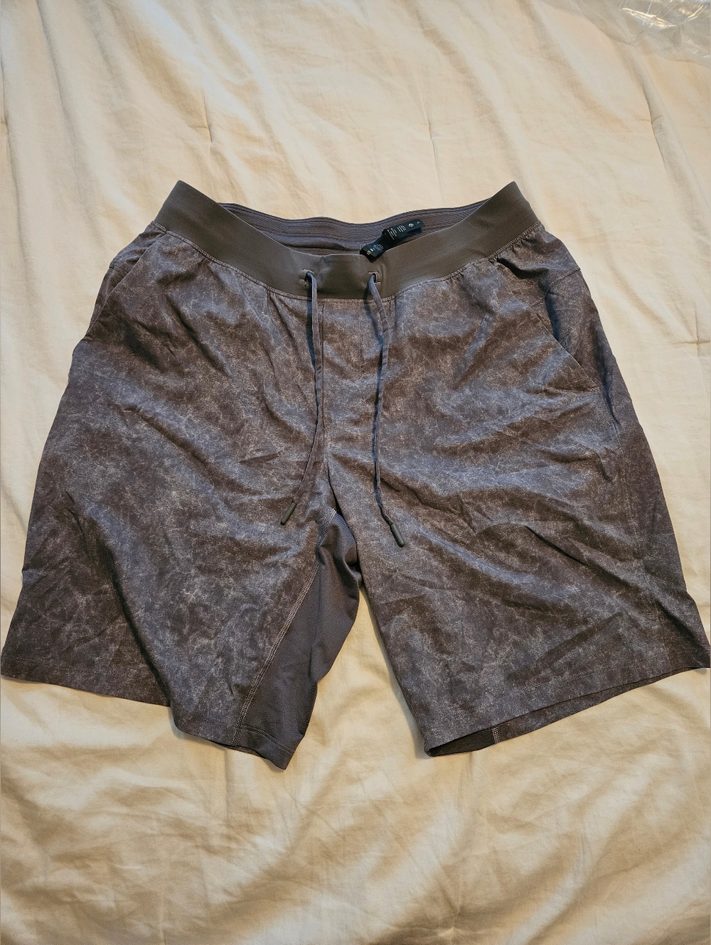 Lululemon Men's Gray 9" Inseam Shorts - Large